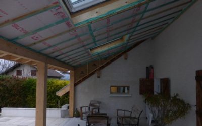 Isolation de toiture par l’intérieur ou l’extérieur : le guide complet pour votre rénovation en Haute-Savoie